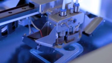 Teknoloji sergisinde 3D baskı makinesi plastik model - kapat