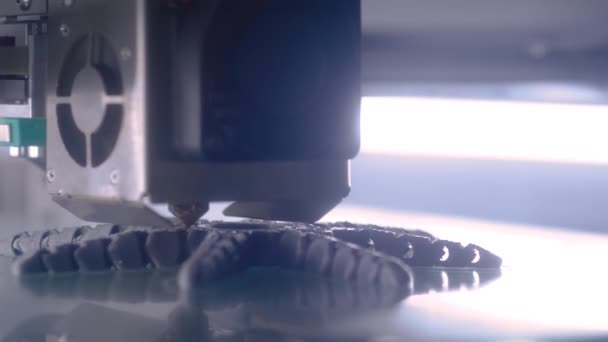 Imprimante 3D pendant le travail à l'exposition de technologie scientifique, usine - gros plan — Video