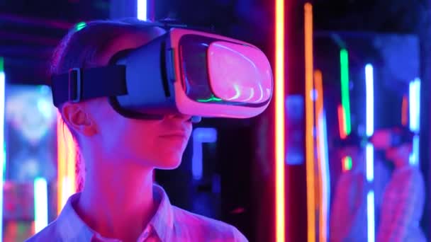 Žena používající sluchátka virtuální reality na interaktivní výstavě VR — Stock video