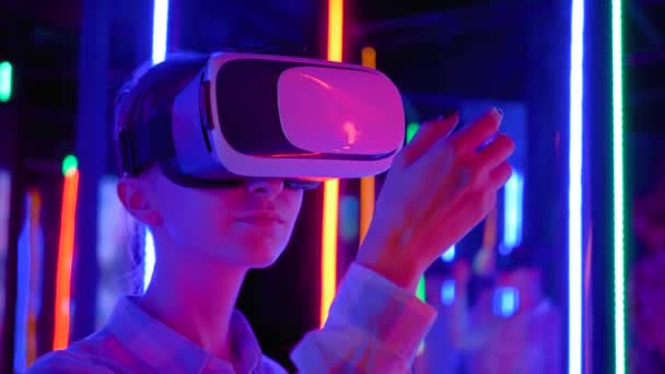 VR koncept - žena používající virtuální realitu headset na sci-fi výstavě — Stock video