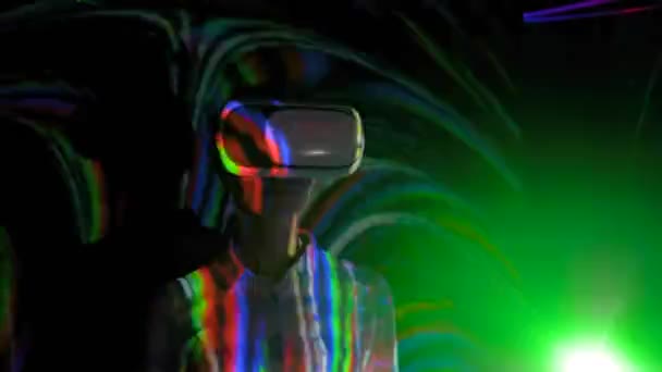Young woman using virtual reality headset at dark interactive VR exhibition — Stock Video