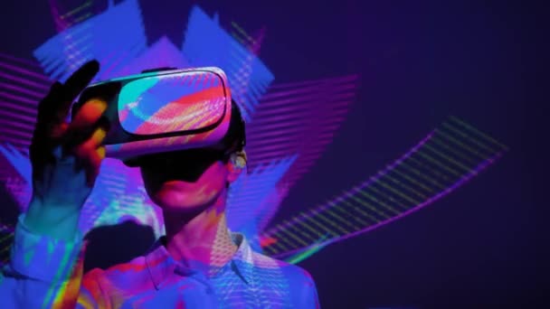 Jeune femme utilisant un casque de réalité virtuelle à l'exposition VR interactive sombre — Video