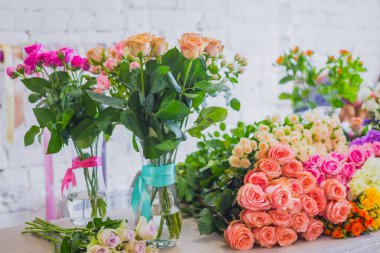 Renkli güzel çiçek buketleri - güller ve karanfiller