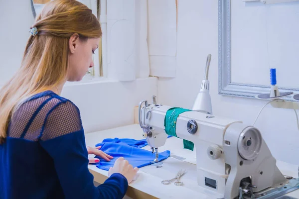 Professionele modeontwerper met naaimachine op atelier — Stockfoto