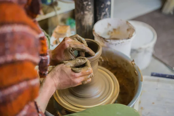 Alfarero masculino profesional haciendo olla en taller de cerámica — Foto de Stock