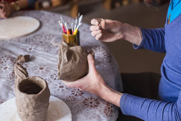 Vista de cerca - taza de alfarero con herramienta especial en taller de cerámica — Foto de Stock