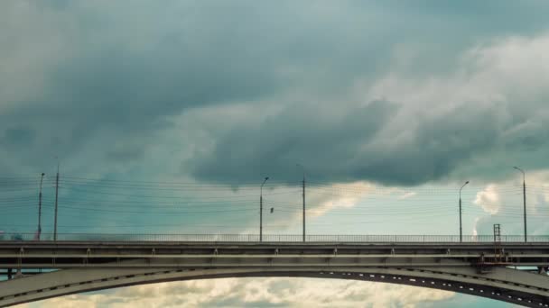 Mover coches y personas en el puente contra el cielo nublado dramático - timelapse — Vídeos de Stock