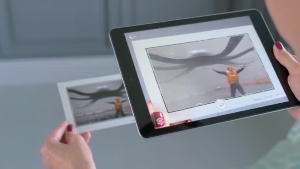 Vrouw met tablet met AR-toepassing: hedendaagse kunst, surrealisme — Stockvideo