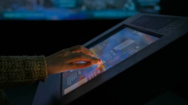 Etkileşimli dokunmatik ekran kullanan kadın