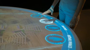 Dokunma kontrol teknolojisi olmayan etkileşimli ekran kullanan kadın