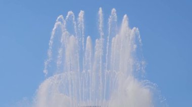 Çeşme suyu mavi gökyüzüne sıçrıyor - yavaş çekim