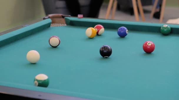 Cámara lenta: golpeando bolas de billar en la mesa de billar verde azulado - de cerca — Vídeos de Stock