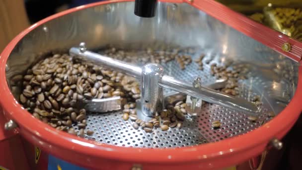 Meng- en roosterproces - koffiebrandermachine tijdens het werk: slow motion — Stockvideo