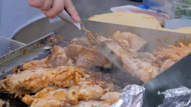 Powolny ruch: szef kuchni gotuje mięso z kurczaka na grillu na festiwalu ulicznego jedzenia — Wideo stockowe