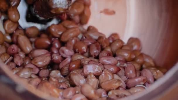 Zpomalený pohyb: maticový pražicí stroj na míchání, pražení a zasklení arašídů — Stock video