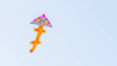 Mavi gökyüzünde uçan renkli uçurtma