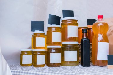 Ev yapımı bal kavanozları