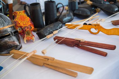 El yapımı tahta yaylı tüfekler.