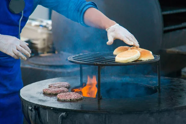 Chef förbereda hamburgare på street food festival — Stockfoto