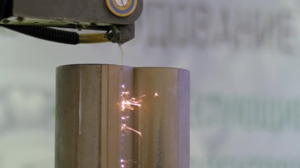 Automatisk cnc tråd skärmaskin arbetar med metall arbetsstycke med gnistor — Stockvideo