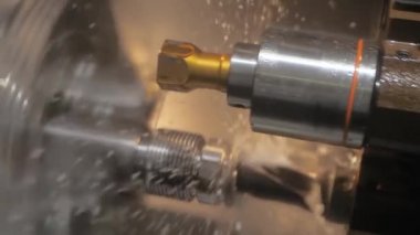 Fabrikada metal işçiliği kesen soğutma sistemi olan bir değirmen makinesi.