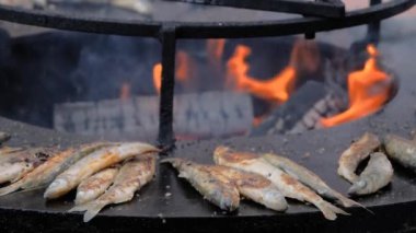 Ağır çekim: Avrupa yemeği pişirme süreci gıda festivalinde siyah üzerine siyah balık kokusu