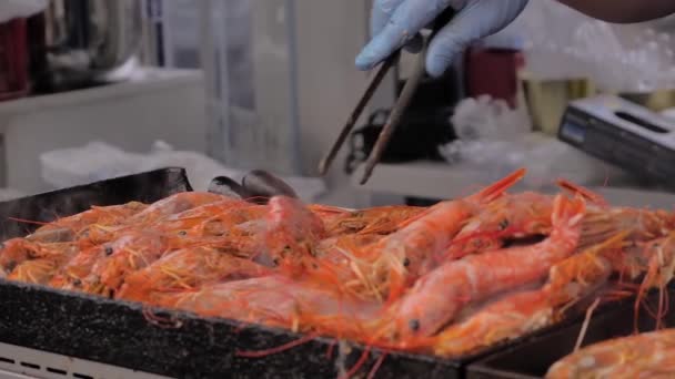Cámara lenta: chef cocina langoustine rojo fresco a la parrilla en la comida local de verano — Vídeos de Stock