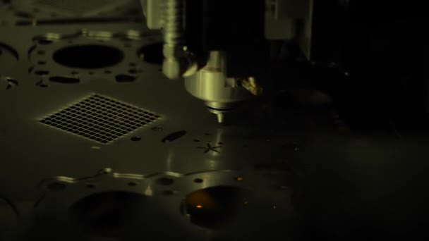 Автоматическая машина лазерной резки cnc, работающая с листовым металлом с искрами — стоковое видео