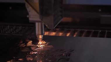 Otomatik cnc lazer kesme makinesi kıvılcımlı metal levha ile çalışıyor