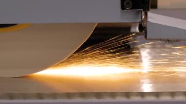 Fabrikada metal levha ile çalışan yüzey öğütme makinesi. Kapatın.