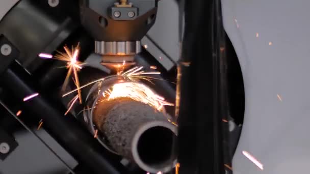 火花を伴う金属加工で動作するレーザー切断機-スローモーション — ストック動画