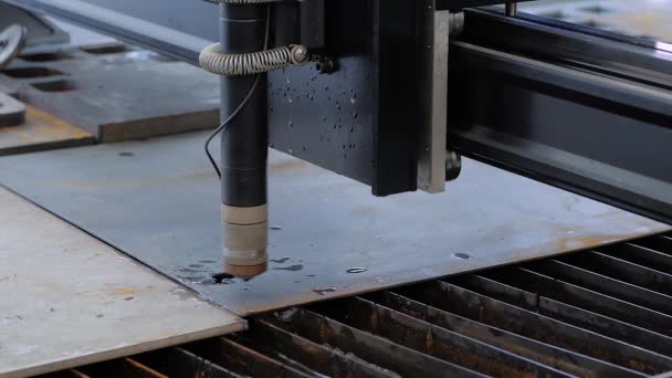 Máquina automática de corte a plasma cnc trabalhando com chapa metálica com faíscas — Vídeo de Stock