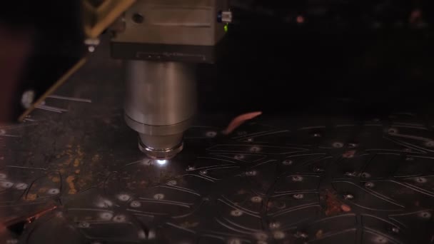 Laserskärmaskin som arbetar med plåt med gnistor - slow motion — Stockvideo