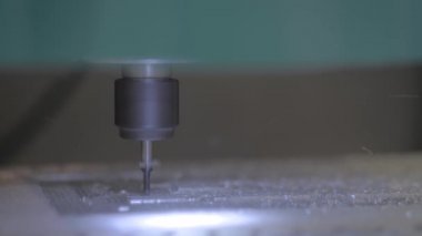 Otomatik cnc, değirmen makinesine dönüşüyor. Metal işçiliği talaşlarla kesiyor.
