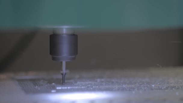 Automated cnc turning milling machine cutting metal workpiece with shavings — Stock Video