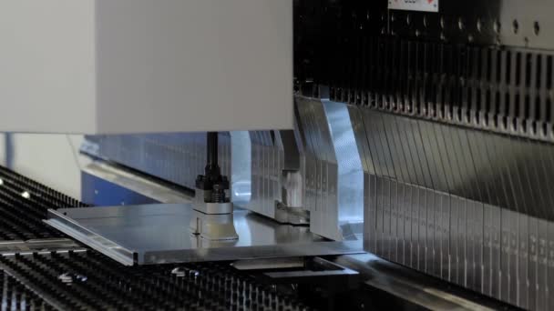 Automatisk hydraulisk bockningsmaskin arbetar med plåt på fabriken — Stockvideo