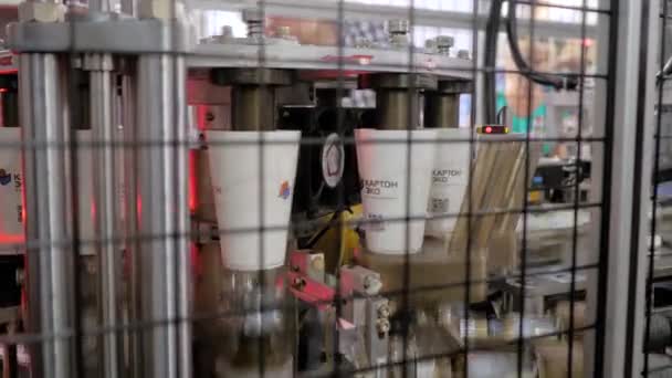 Automatische Entsorgungsmaschine für Kaffeepapierbecher während der Ausstellungsarbeit — Stockvideo