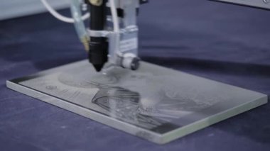 Taş oyma makinesi siyah granit mezar taşına resim oyuyor. Kapatın.