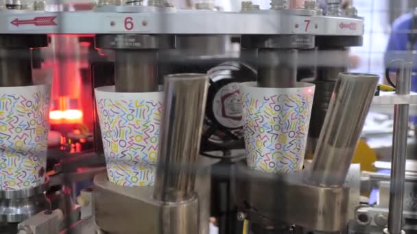 Automatisk bortskaffande kaffekopp gör maskinen under arbetet på utställningen — Stockvideo