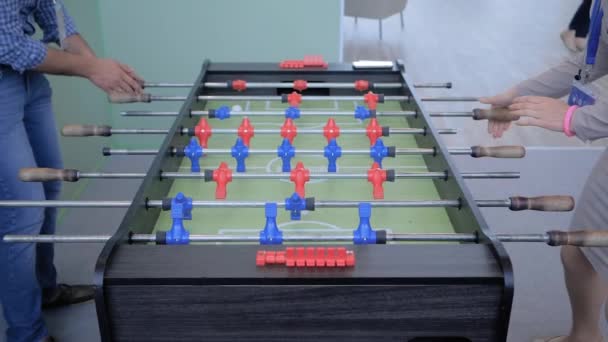 Zpomalený pohyb: muž a žena hrající stolní fotbal - foosball na výstavě — Stock video