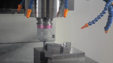 Kapat - fabrikada metal işçiliği kesen otomatik fabrika makinası