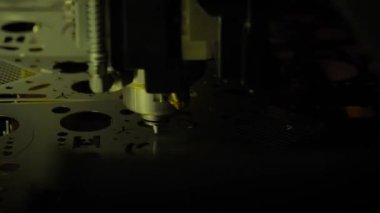 Lazer kesme makinesi, kıvılcımlı metal levha ile çalışıyor. Kapat.