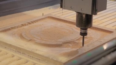 Değirmen makinesi teknoloji sergisinde ahşap hamurdan odun kesiyor.