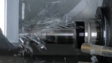 Otomatik dönüş, fabrikada metal işçiliği kesen değirmen makinesini birleştirir