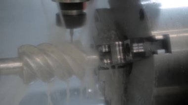 Fabrikada metal işçiliği kesen soğutma sistemi olan bir değirmen makinesi.