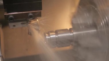 Fabrikada metal işçiliği kesen soğutma sistemi olan bir değirmen makinesi.