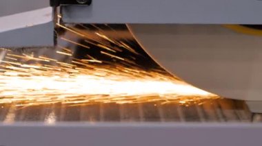 Fabrikada metal levha ile çalışan yüzey öğütücü tekerlek makinesi: Ağır çekim