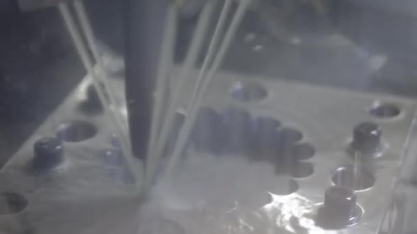 Токарний фрезерний верстат з системою охолодження різання металевої заготовки на заводі — стокове відео