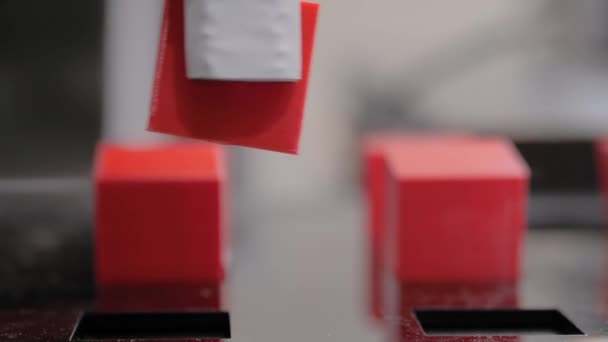 Välj och placera robotarm manipulator flytta röda leksaksblock på robot utställning — Stockvideo