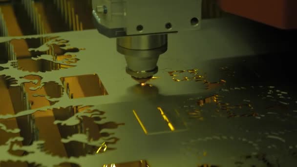 Gros plan : machine automatique de découpe laser fonctionnant avec de la tôle avec des étincelles — Video